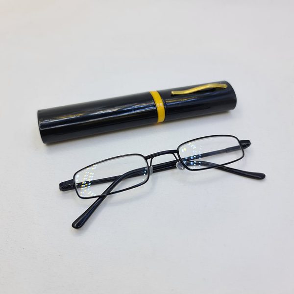 عکس از عینک مطالعه با نمره چشم 4. 00 و طرح خودکاری و قاب مشکی و زرد