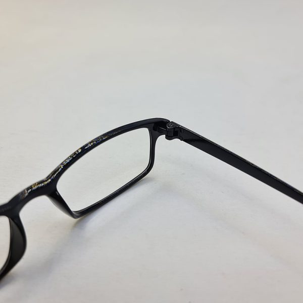 عکس از عینک مطالعه با نمره +1. 00 با فریم مشکی، نشکن و بسیار انعطاف پذیر مدل 51