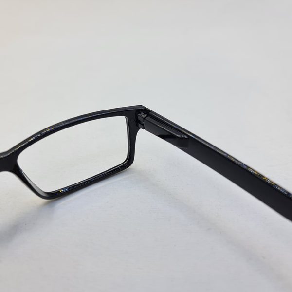 عکس از عینک مطالعه با نمره +1. 25 با فریم مشکی و دسته فنری مدل f28