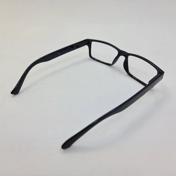 عکس از عینک مطالعه با نمره +1. 50 با فریم مشکی و دسته فنری مدل f28