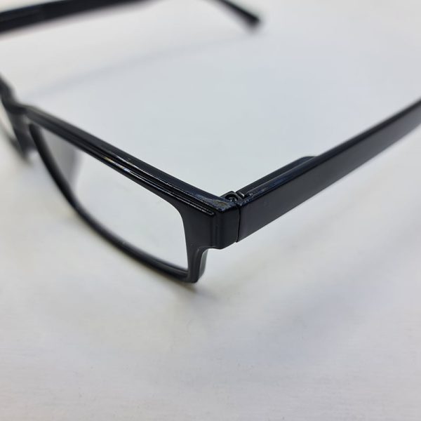 عکس از عینک مطالعه با نمره +2. 00 با فریم مشکی و دسته فنری مدل f28