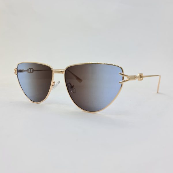 عکس از عینک آفتابی با فریم مثلثی طلایی رنگ برند دیتای و لنز آبی و قهوه ای مدل 7641