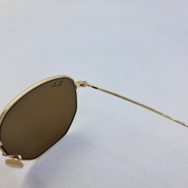 عکس از عینک آفتابی ریبن با فریم طلایی و لنز سنگ چندضلعی و رنگ قهوه ای مدل 3548