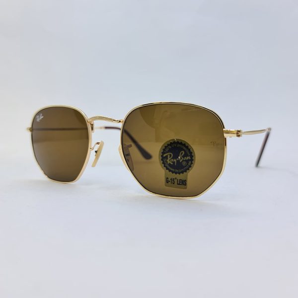 عکس از عینک آفتابی ریبن با فریم طلایی و لنز سنگ چندضلعی و رنگ قهوه ای مدل 3548