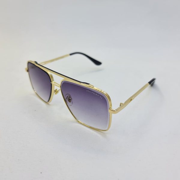 عکس از عینک افتابی میباخ با فریم طلایی رنگ و عدسی دودی سایه روشن مدل o2001