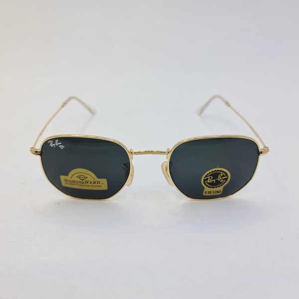 عکس از عینک آفتابی ریبن با فریم طلایی و لنز سنگ چندضلعی مدل 3548