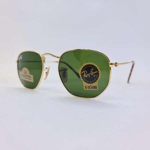 عکس از عینک آفتابی ریبن با فریم طلایی و لنز سنگ چندضلعی و رنگ سبز مدل 3548