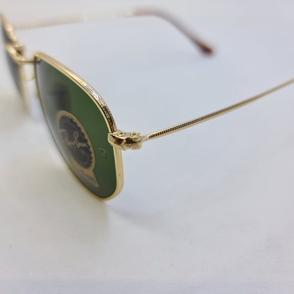 عکس از عینک آفتابی ریبن با فریم طلایی و لنز سنگ چندضلعی و رنگ سبز مدل 3548