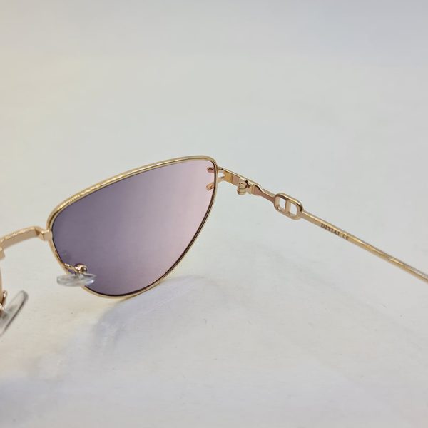 عکس از عینک آفتابی با فریم مثلثی طلایی رنگ و عدسی صورتی و دودی مدل 7641