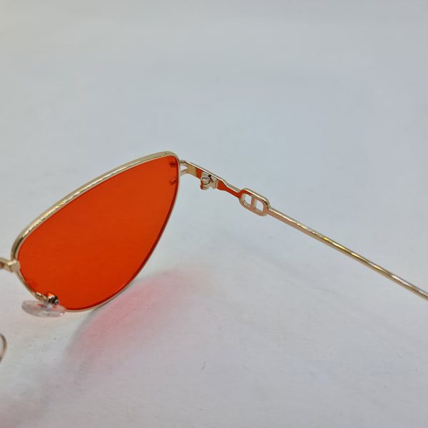 عکس از عینک شب فانتزی با فریم مثلثی طلایی رنگ و عدسی قرمز برند دیتیای مدل 7641