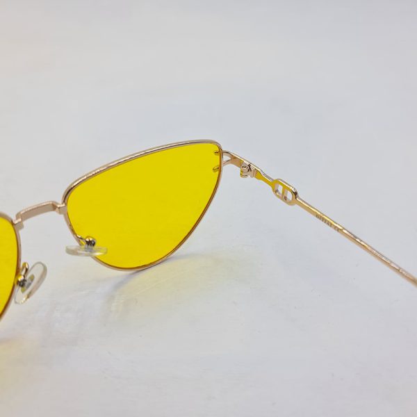 عکس از عینک شب با فریم مثلثی طلایی رنگ و عدسی زرد برند دیتیای مدل 7641