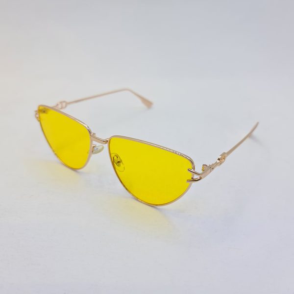 عکس از عینک شب با فریم مثلثی طلایی رنگ و عدسی زرد برند دیتیای مدل 7641