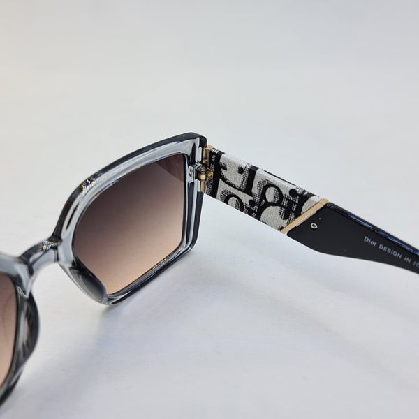 عکس از عینک آفتابی dior با فریم شفاف خاکستری و دسته مشکی طرح دار مدل 6818