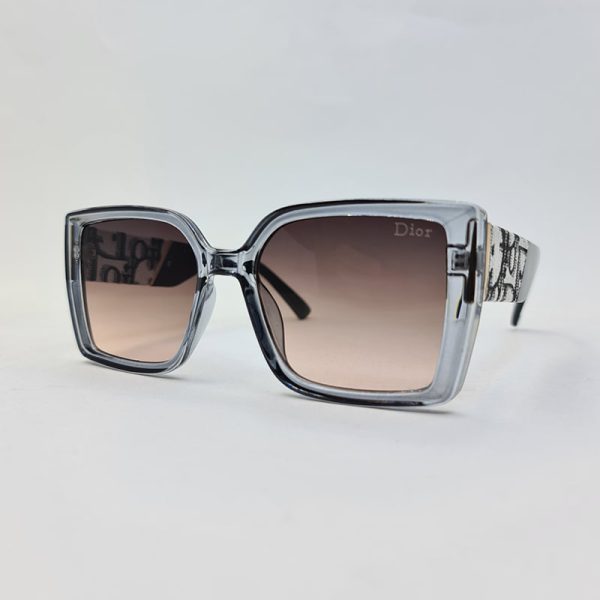 عکس از عینک آفتابی dior با فریم شفاف خاکستری و دسته مشکی طرح دار مدل 6818