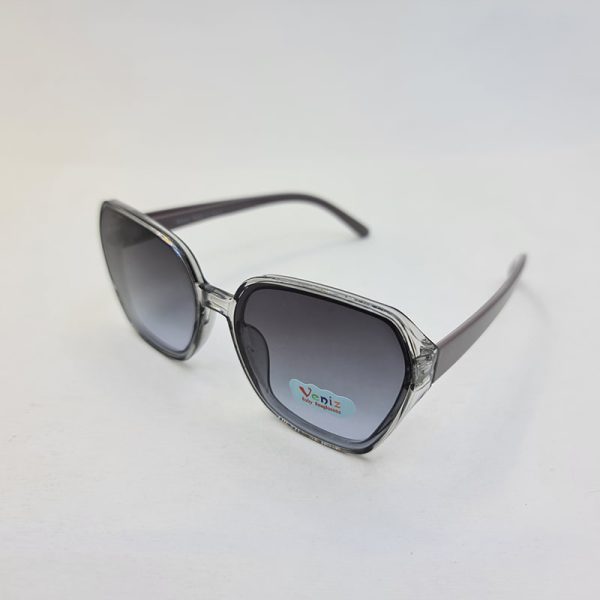عکس از عینک آفتابی بچگانه با فریم و دسته خاکستری و عدسی سایه روشن مدل 3091
