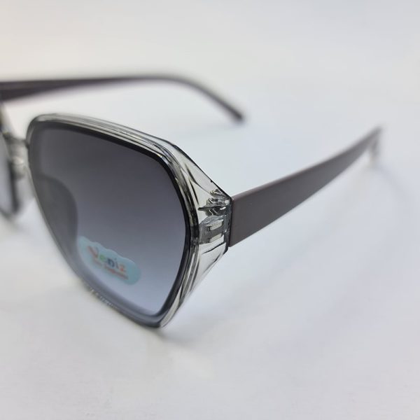 عکس از عینک آفتابی بچگانه با فریم و دسته خاکستری و عدسی سایه روشن مدل 3091