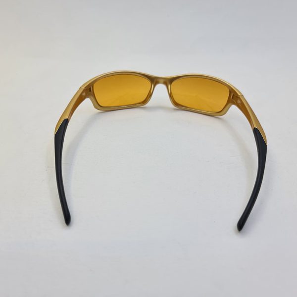 عکس از عینک آفتابی ورزشی با فریم و لنز نارنجی رنگ و دسته مشکی مدل sample110