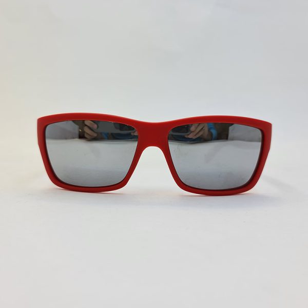 عکس از عینک آفتابی تیم پرسپولیس با عدسی آینه ای نقره ای و فریم قرمز مدل rfoo-2