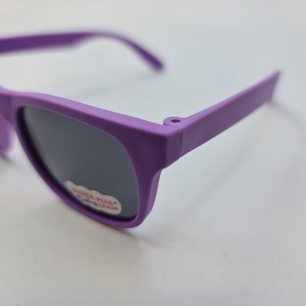 عکس از عینک آفتابی پلاریزه بچگانه با فریم بنفش رنگ و ژله ای و لنز دودی مدل 8809