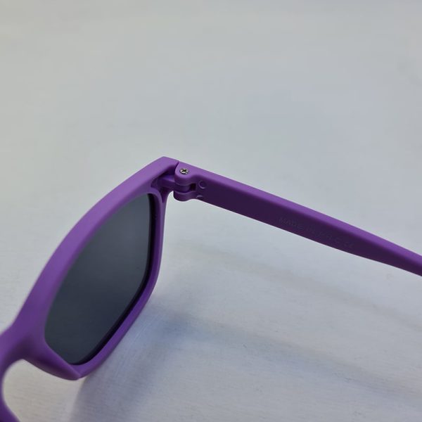 عکس از عینک آفتابی بچگانه با فریم بنفش رنگ و ژله ای و لنز پلاریزه مدل b11