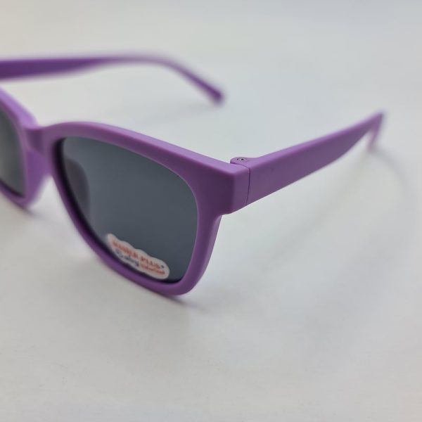 عکس از عینک آفتابی بچگانه با فریم بنفش رنگ و ژله ای و لنز پلاریزه مدل b11