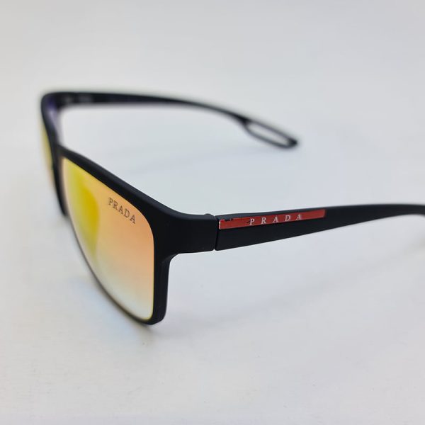 عکس از عینک آفتابی پرادا با فریم مشکی مات و لنز آینه ای قرمز و زرد مدل 8084
