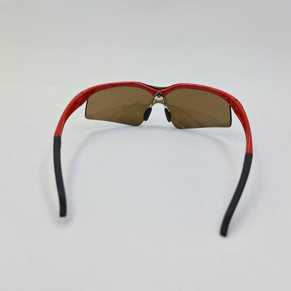 عکس از عینک ورزشی با فریم قرمز و مشکی و عدسی قهوه ای رنگ مدل 114