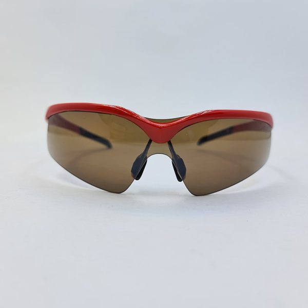 عکس از عینک ورزشی با فریم قرمز و مشکی و عدسی قهوه ای رنگ مدل 114