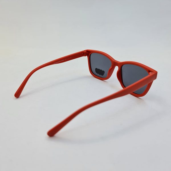عکس از عینک آفتابی پلاریزه بچه گانه با فریم قرمز رنگ و ژله ای و لنز دودی مدل 8809