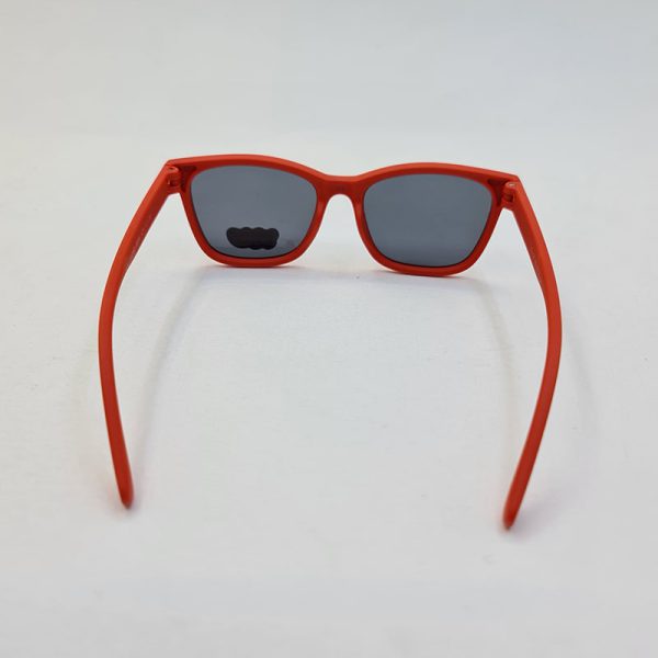 عکس از عینک آفتابی پلاریزه بچه گانه با فریم قرمز رنگ و ژله ای و لنز دودی مدل 8809