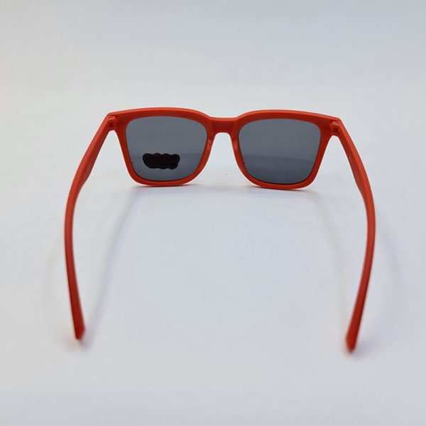 عکس از عینک آفتابی پلار بچه گانه با فریم قرمز رنگ و ژله ای و لنز دودی مدل xp11