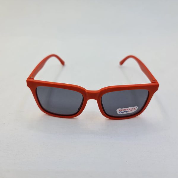 عکس از عینک آفتابی پلار بچه گانه با فریم قرمز رنگ و ژله ای و لنز دودی مدل xp11