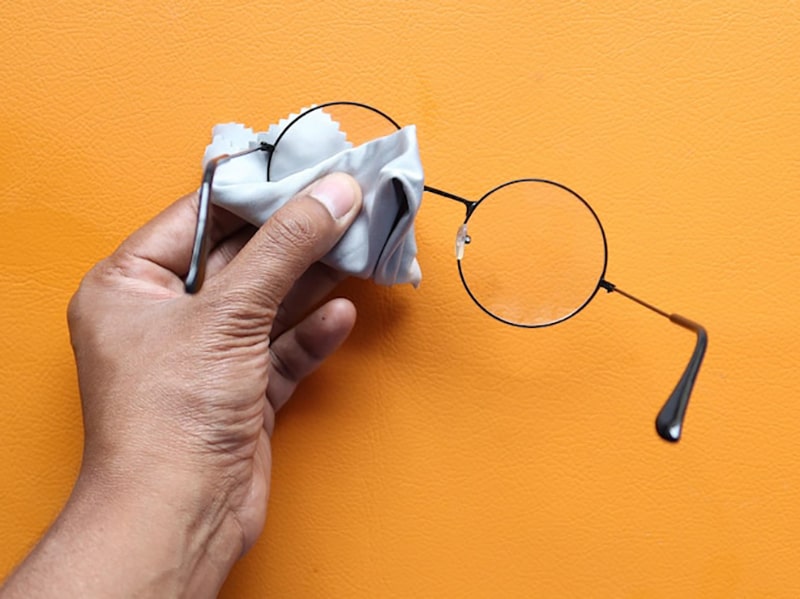5 ترفند ساده برای از بین بردن خط و خش لنز عینک