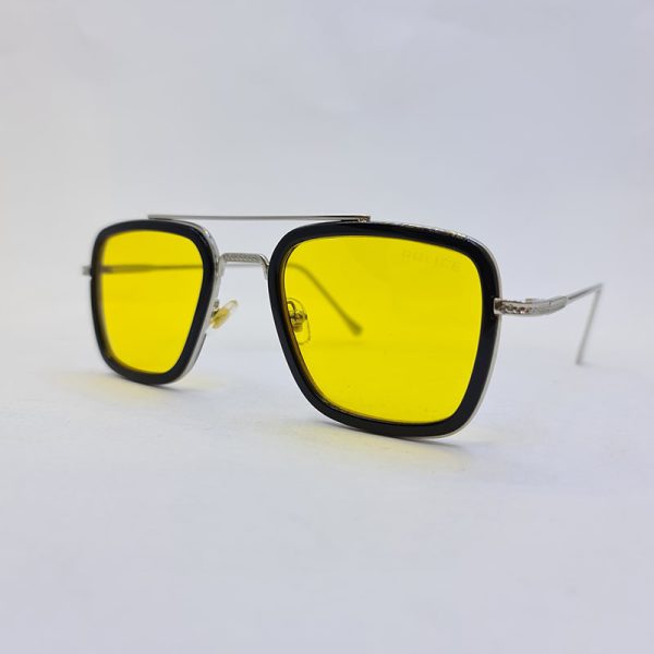عکس از عینک دید در شب با عدسی زرد و فریم نقره ای رنگ برند پلیس مدل 58157