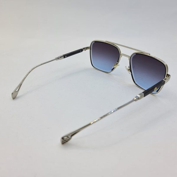 عکس از عینک آفتابی میباخ با فریم نقره ای رنگ و عدسی آبی تیره مدل m011