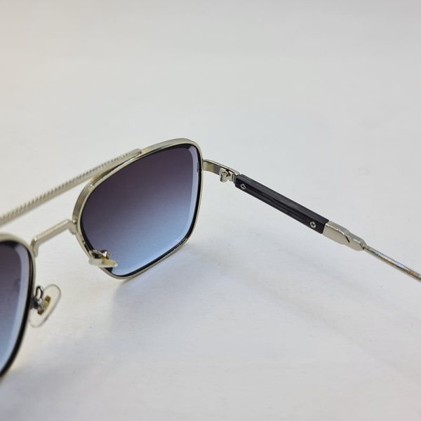 عکس از عینک آفتابی میباخ با فریم نقره ای رنگ و عدسی آبی تیره مدل m011
