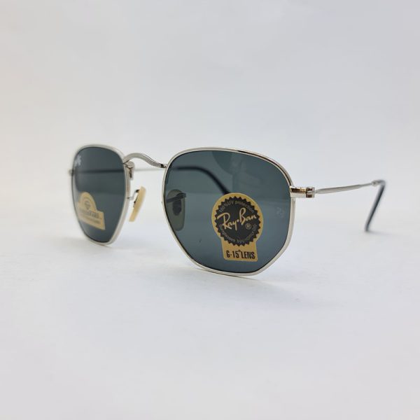عکس از عینک آفتابی ریبن با فریم نقره ای و لنز شیشه ای چندضلعی مدل 3548