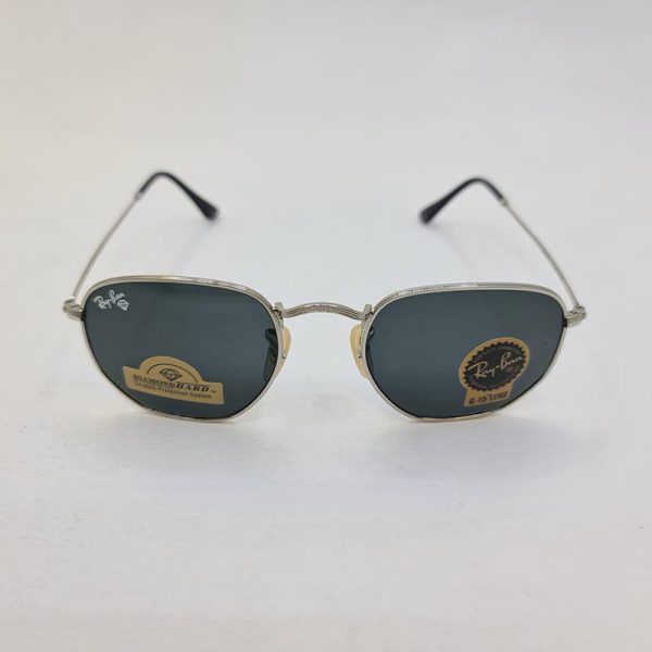 عکس از عینک آفتابی ریبن با فریم نقره ای و لنز شیشه ای چندضلعی مدل 3548