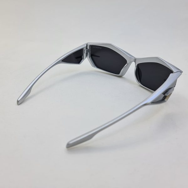 عکس از عینک آفتابی فشن برند ژیوانشی با عدسی آینه ای و فریم سیلور مدل lj4800