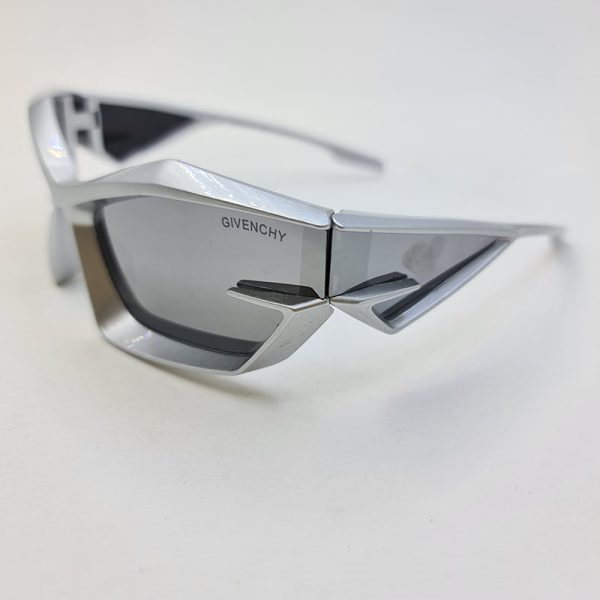 عکس از عینک آفتابی فشن برند ژیوانشی با عدسی آینه ای و فریم سیلور مدل lj4800