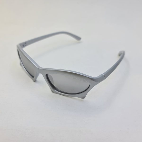 عکس از عینک آفتابی بالینسیاگا با فریم سیلور و عدسی آینه ای نقره ای رنگ مدل lb4700