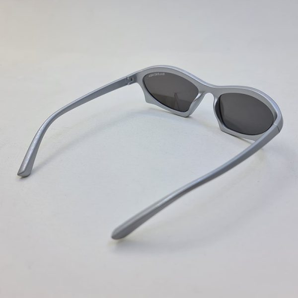 عکس از عینک آفتابی بالینسیاگا با فریم سیلور و عدسی آینه ای نقره ای رنگ مدل lb4700
