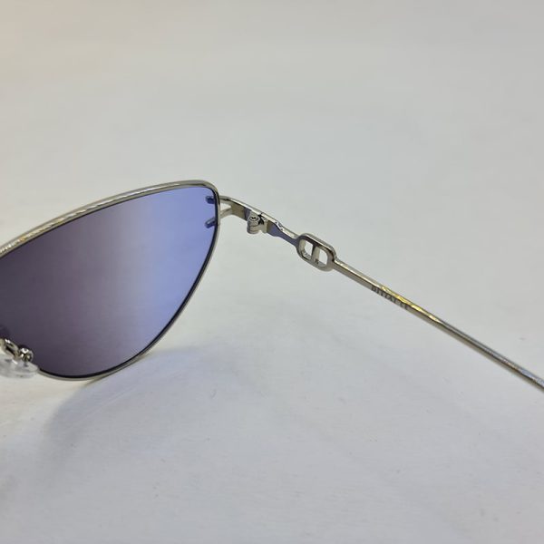 عکس از عینک آفتابی با فریم مثلثی نقره ای برند دیتای و لنز آبی و دودی مدل 7641