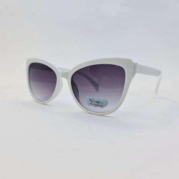 عکس از عینک آفتابی گربه ای بچه گانه با فریم سفید رنگ و لنز دودی مدل 3086