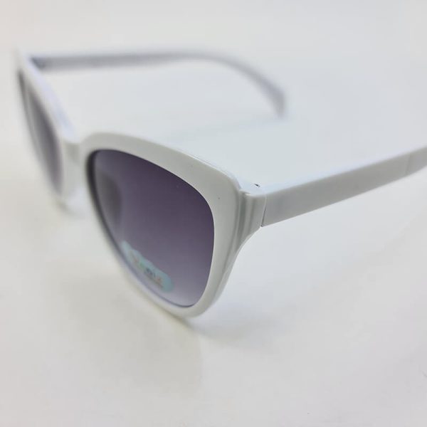 عکس از عینک آفتابی گربه ای بچه گانه با فریم سفید رنگ و لنز دودی مدل 3086