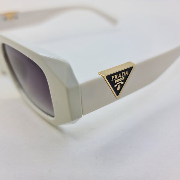 عکس از عینک آفتابی دسته سه بعدی برند پرادا با فریم سفید و لنز دودی مدل pa88005