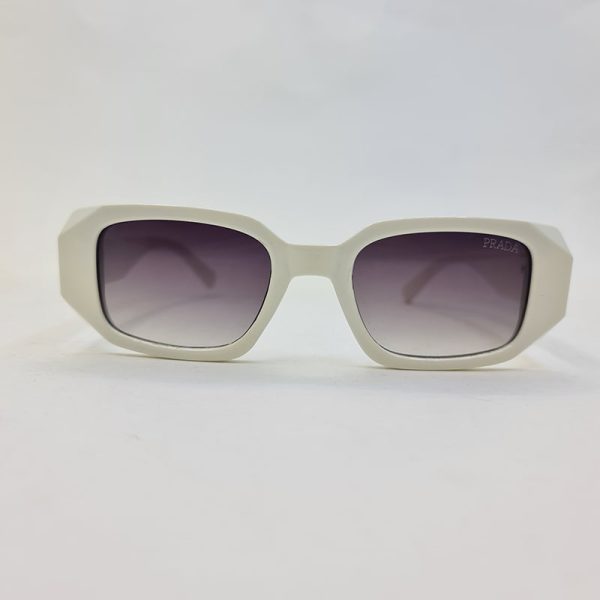 عکس از عینک آفتابی دسته سه بعدی برند پرادا با فریم سفید و لنز دودی مدل pa88005