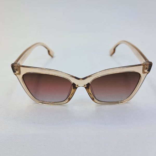عکس از عینک آفتابی گربه ای شکل با فریم بژ و عدسی قهوه ای رنگ برند باربری مدل d2820