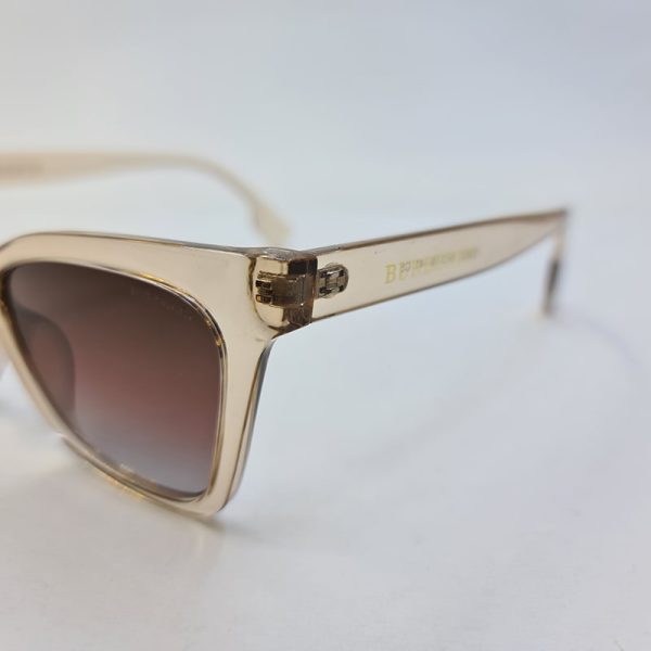 عکس از عینک آفتابی گربه ای شکل با فریم بژ و عدسی قهوه ای رنگ برند باربری مدل d2820
