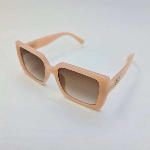 عکس از عینک آفتابی بالنسیاگا با فریم مربعی و بژ و عدسی قهوه ای مدل d22918